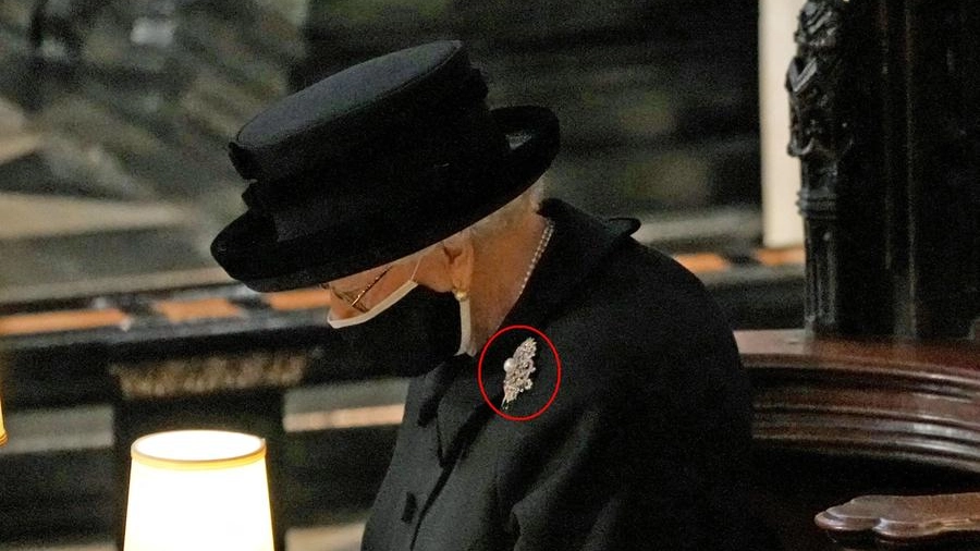 La regina Elisabetta II indossa la spilla Richmond (Ansa)