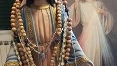 La statua della Madonna che lacrima (foto esclusiva La Nazione)
