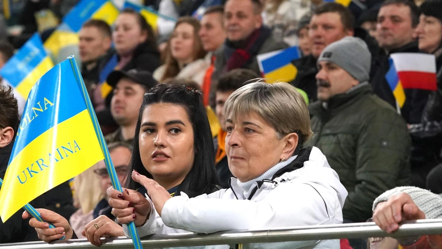 Tifosi ucraini durante il match di solidarietà tra Dynamo Kiev e Legia Varsiava (Ansa)
