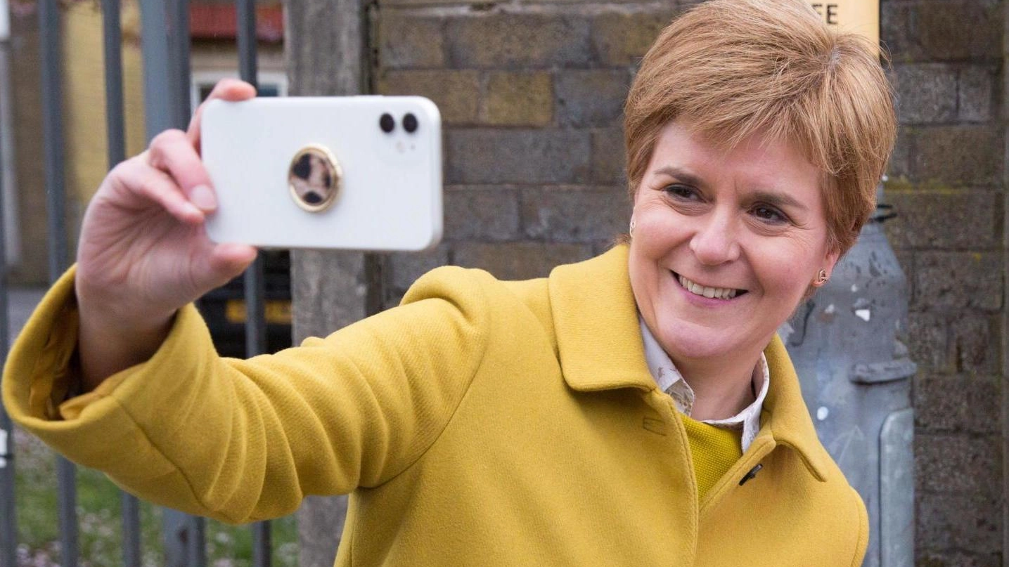 La premier scozzese Nicola Sturgeon, 51 anni, si scatta un selfie
