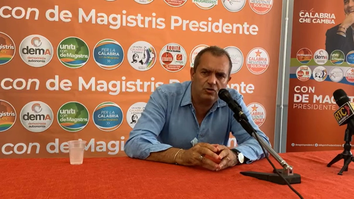 Il sindaco di Napoli uscente Luigi de Magistris, candidato alla presidenza della Regione 