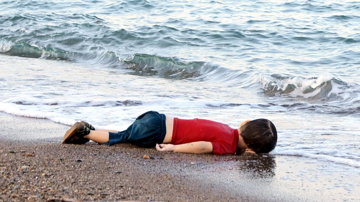La foto choc del bimbo siriano morto sulla spiaggia di Bodrum (Lapresse)