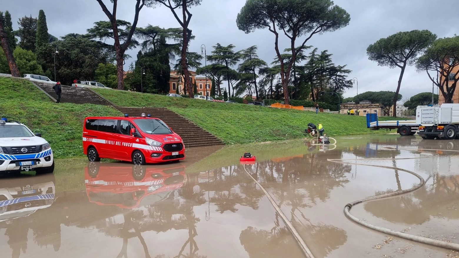 Roma, Circo Massimo sott'acqua per il maltempo: idrovore in azione