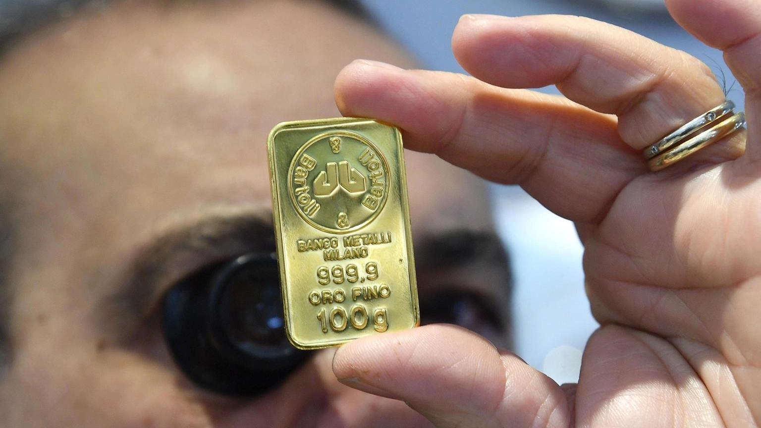 Il prezzo dell'oro scende a 1.981 dollari l'oncia