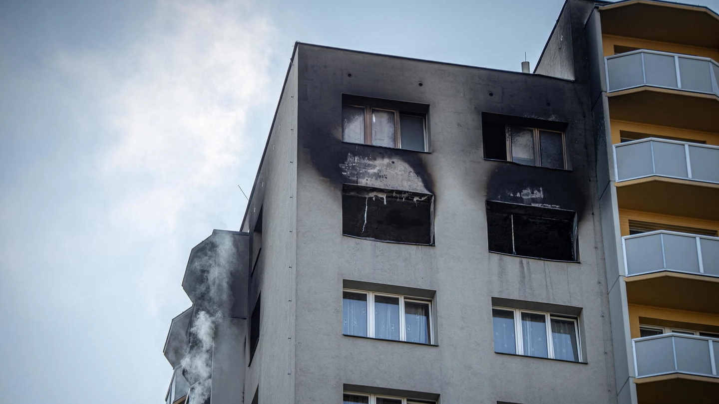 Incendio in un condominio della Repubblica Ceca (Ansa)