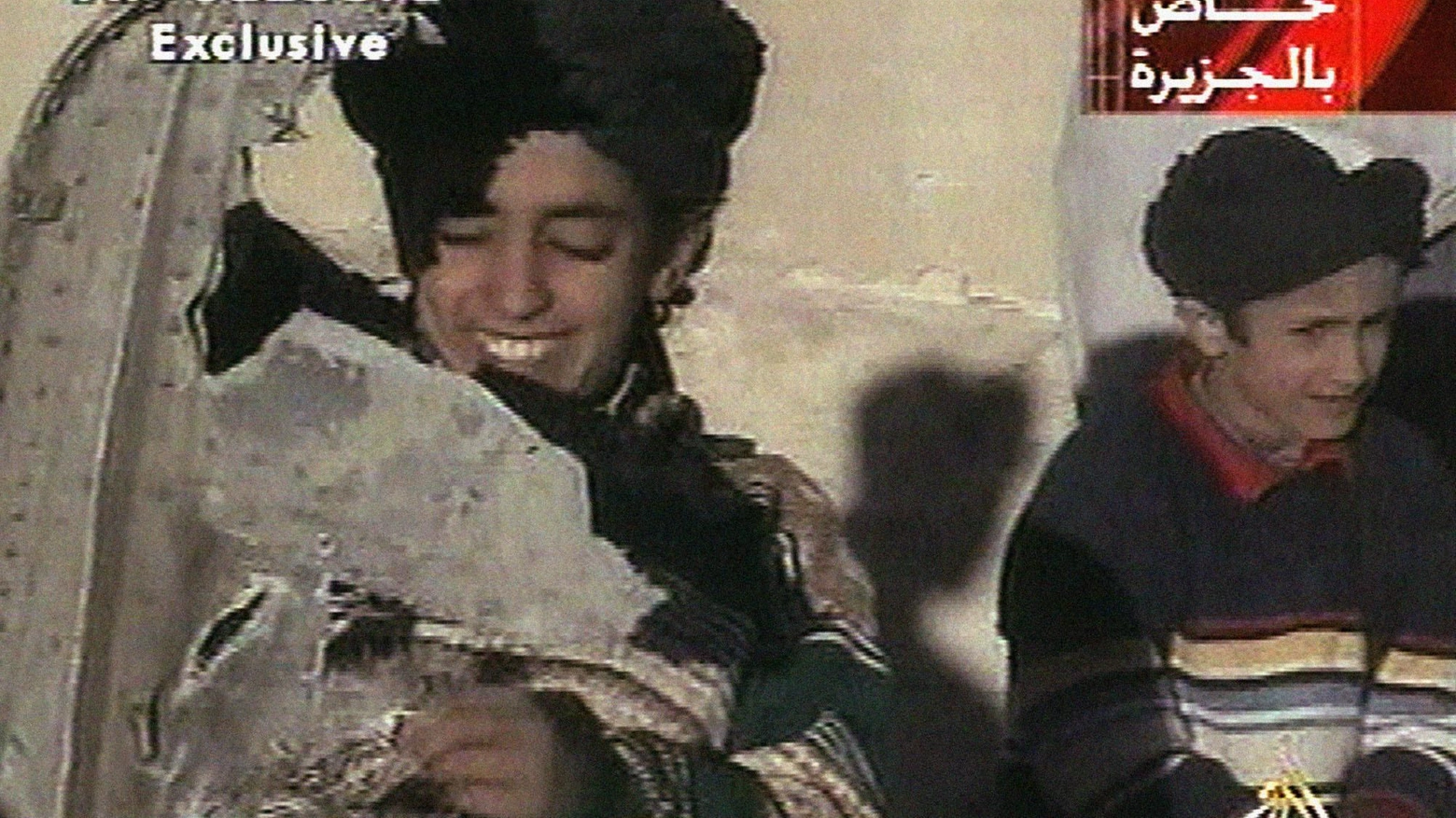 Hamza Bin Laden con dei pezzi di un elicottero Usa (Lapresse)