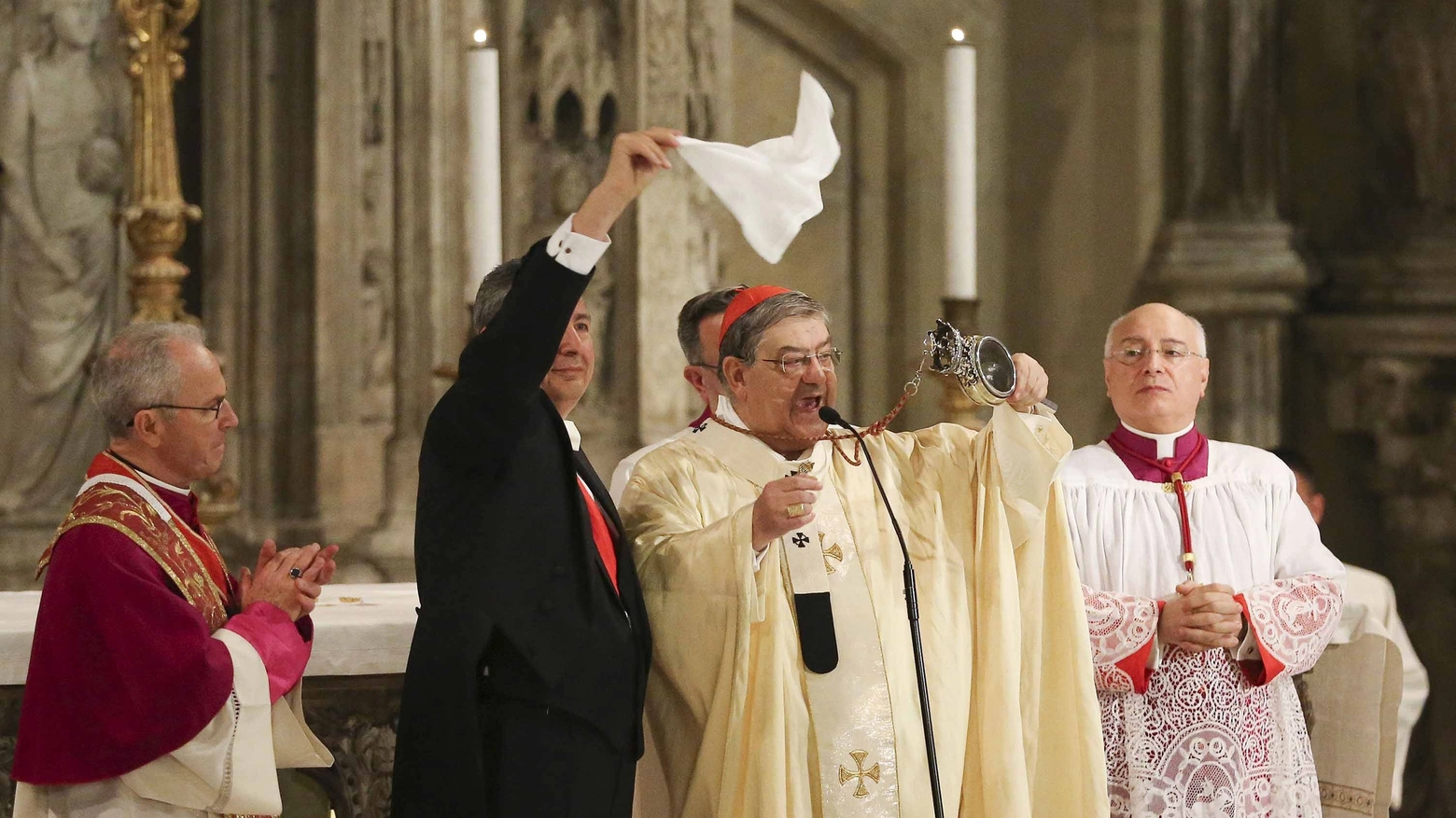 Il cardinale Crescienzo Sepe con l'ampolla di San Gennaro (LaPresse)