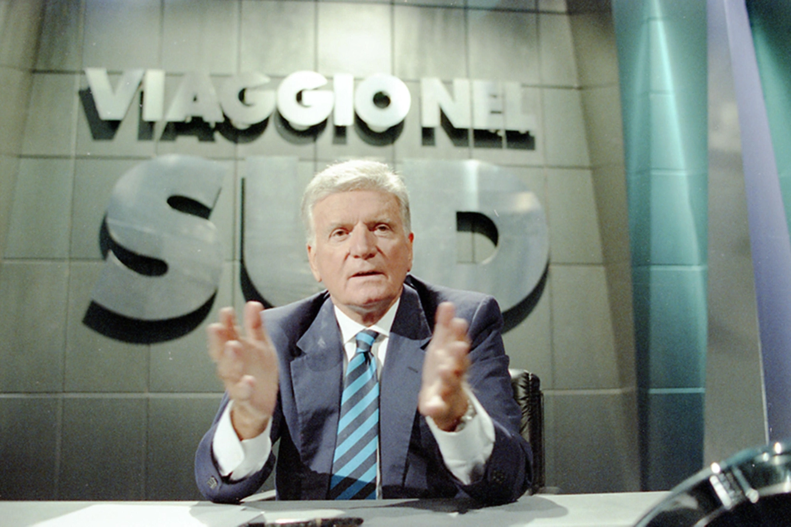 Sergio Zavoli durante la trasmissione 'Viaggio nel Sud' del 1992 (Ansa)