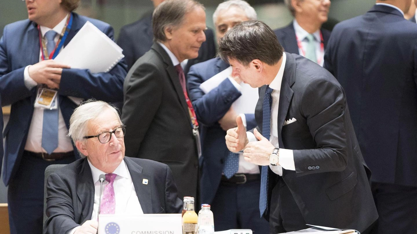 Conte con Juncker durante il Consiglio Europeo di Bruxelles (Ansa)
