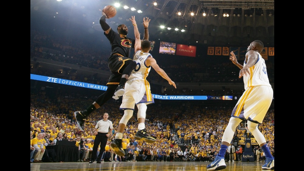 LeBron James sovrasta Steph Curry (NBAE via Getty Images)
