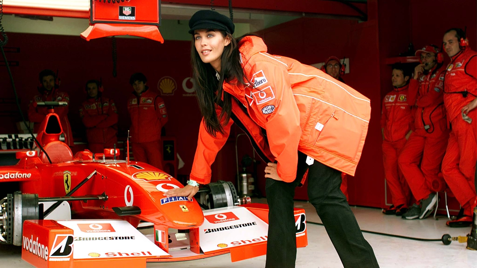 Megane Gale a Imola al GP di San Marino nel 2002 (Ansa)