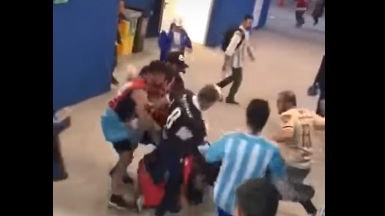 Supporter argentini picchiano croati (da youtube)