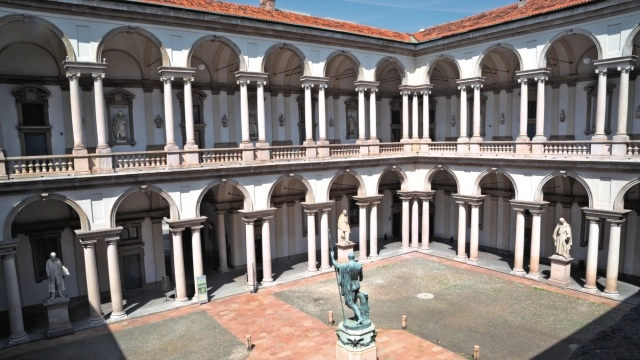 Il Cortile interno della Pinacoteca di Brera a Milano