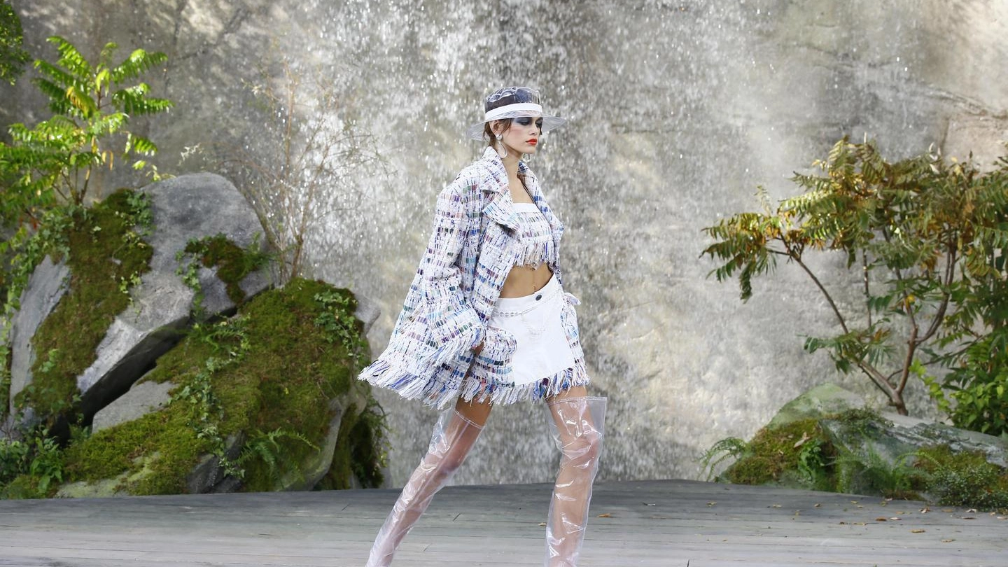 Kaia Gerber sfila per Chanel (Ansa)