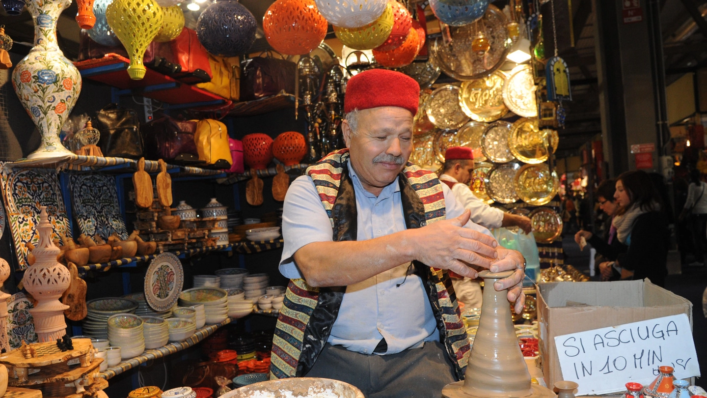 Un artigiano del Nordafrica espone i manufatti elaborati con perizia proprio davanti ai visitatori