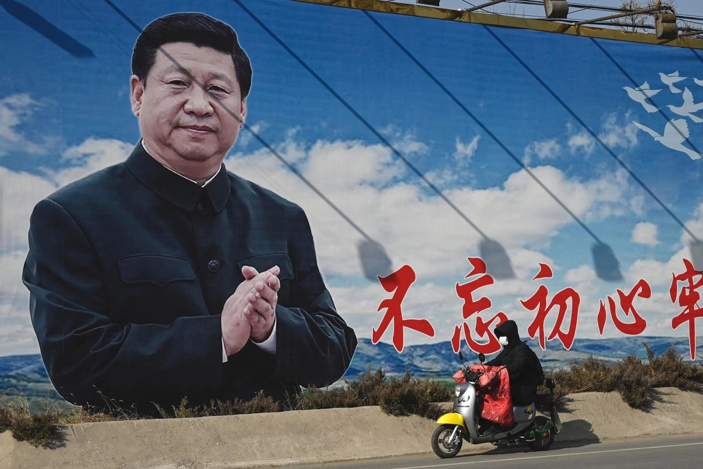 Xi Jinping in un manifesto a Pechino (Ansa)