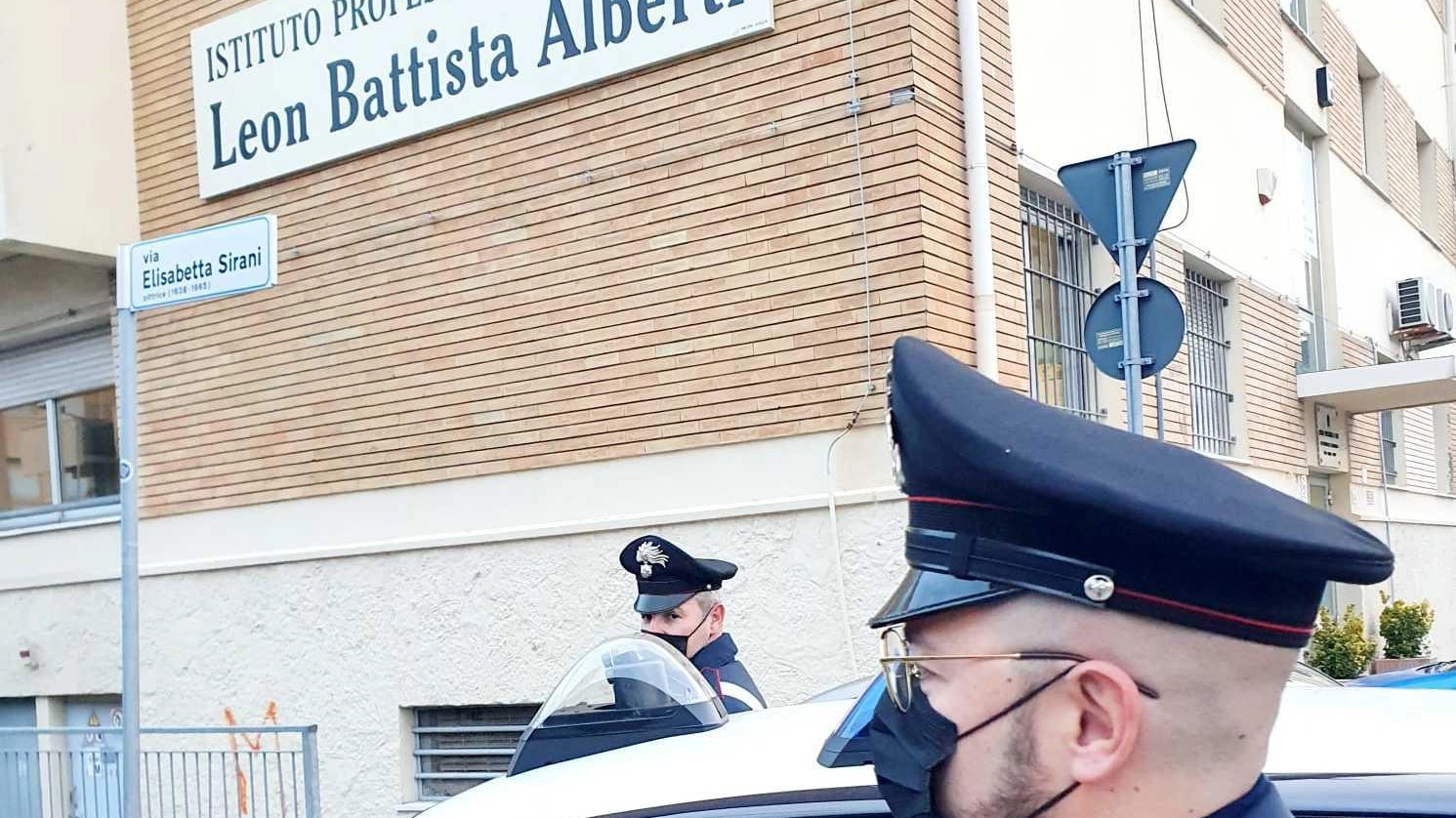 I carabinieri intervenuti all’istituto professionale Alberti di Rimini chiamati dalla pres