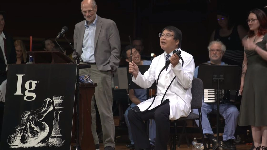 Il gastroenterologo Akira Horiuchi premiato ai IgNobel (da youtube)