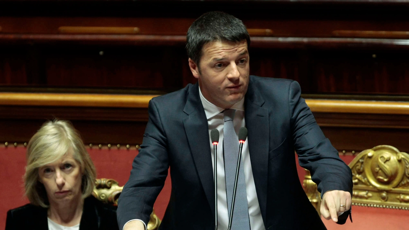Renzi in parlamento col ministro Stefania Giannini (Olycom)