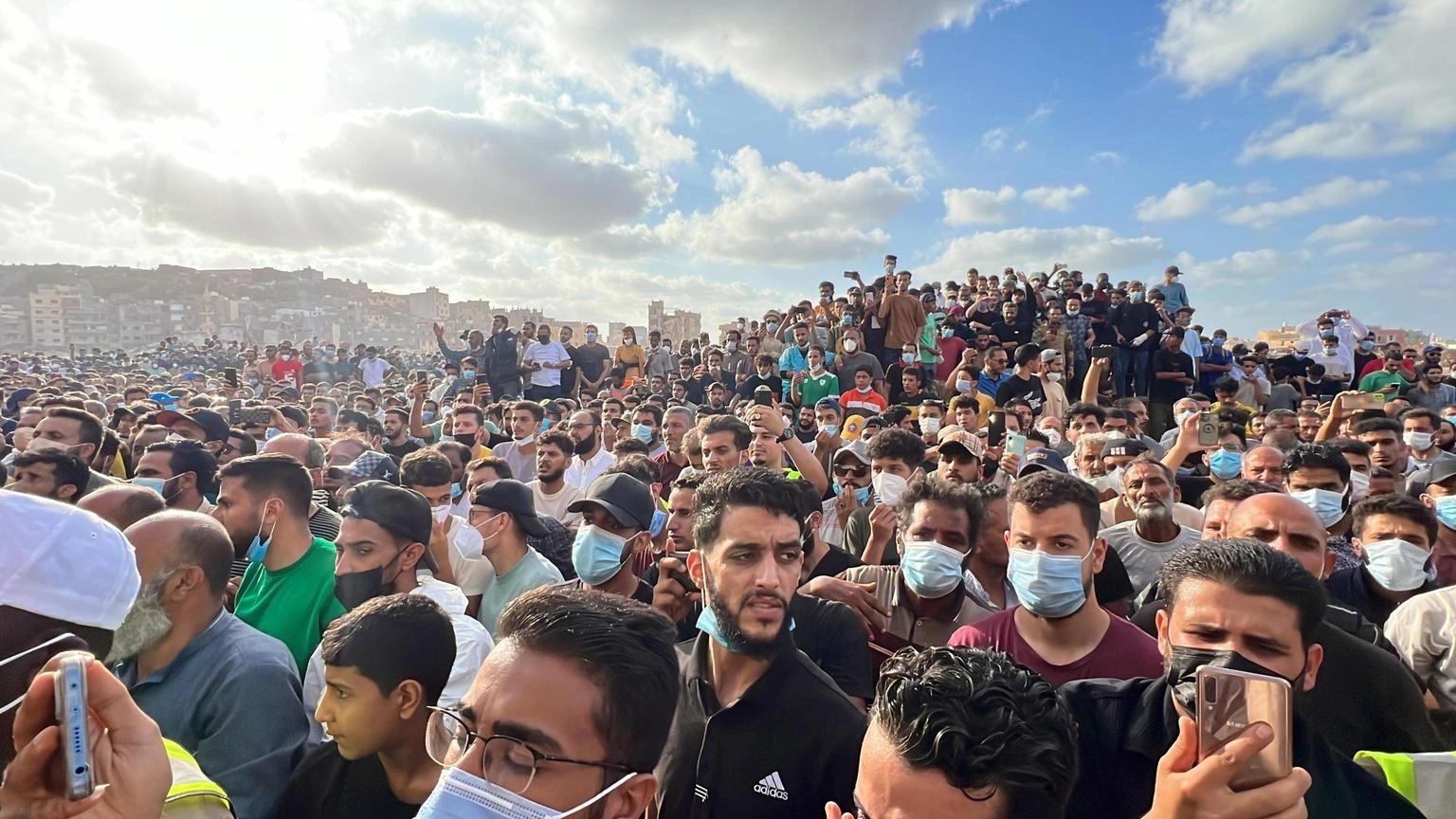 Derna, manifestanti incendiano casa del sindaco