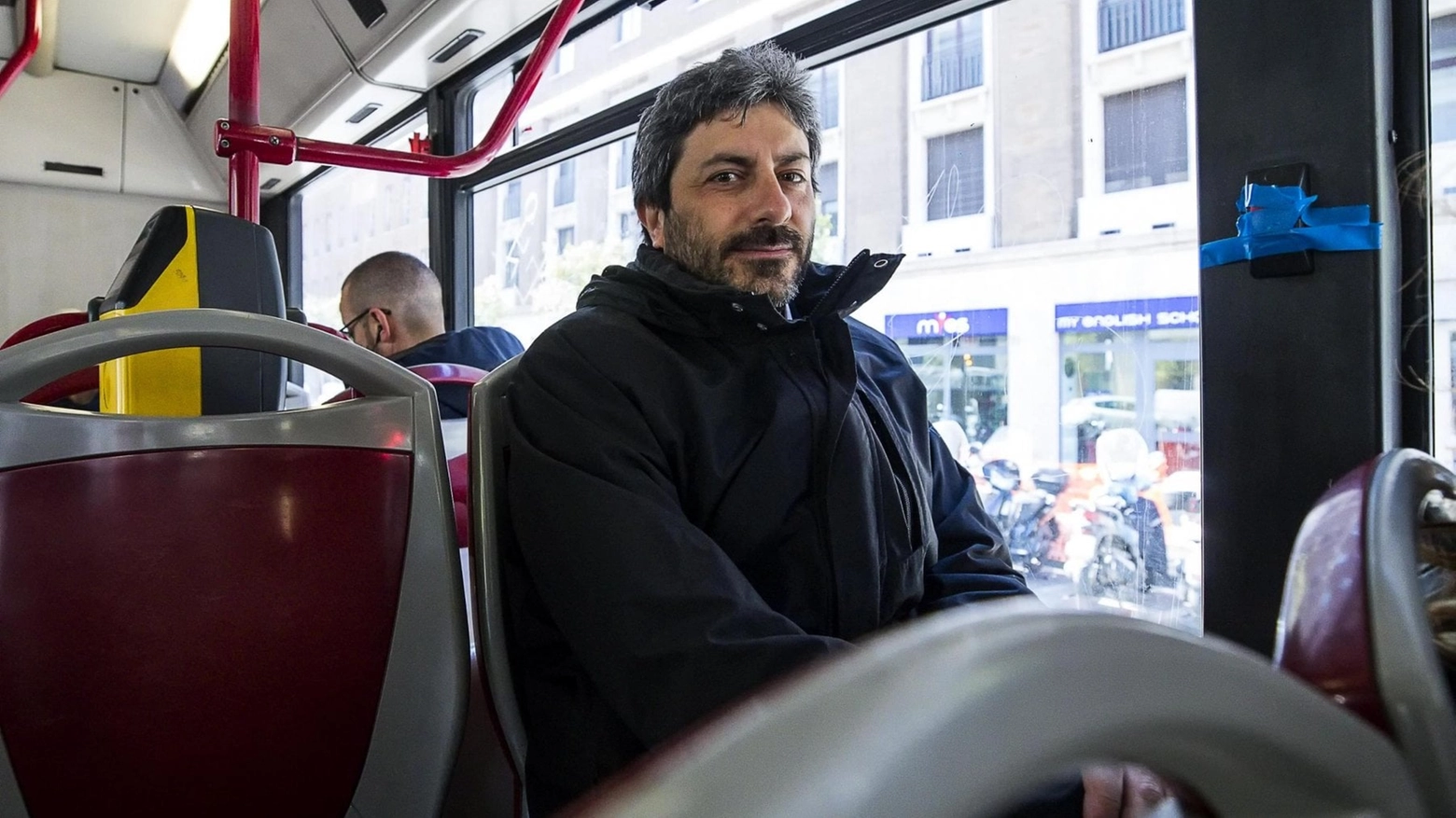 Roberto Fico arriva alla Camera in autobus