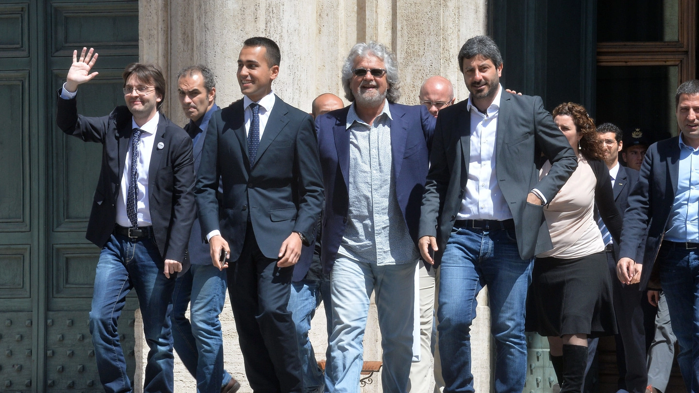 Beppe Grillo tra Luigi Di Maio e Roberto Fico (Imagoeconomica)