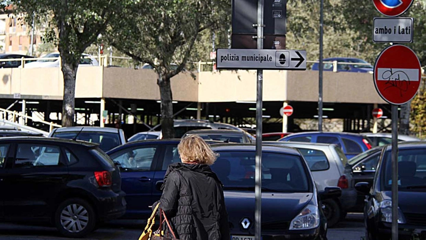 «CAMBIAMO COSÌ»  Il parcheggio di piazza Berlinguer. Nel tondo l’assessore Matteo Franconi