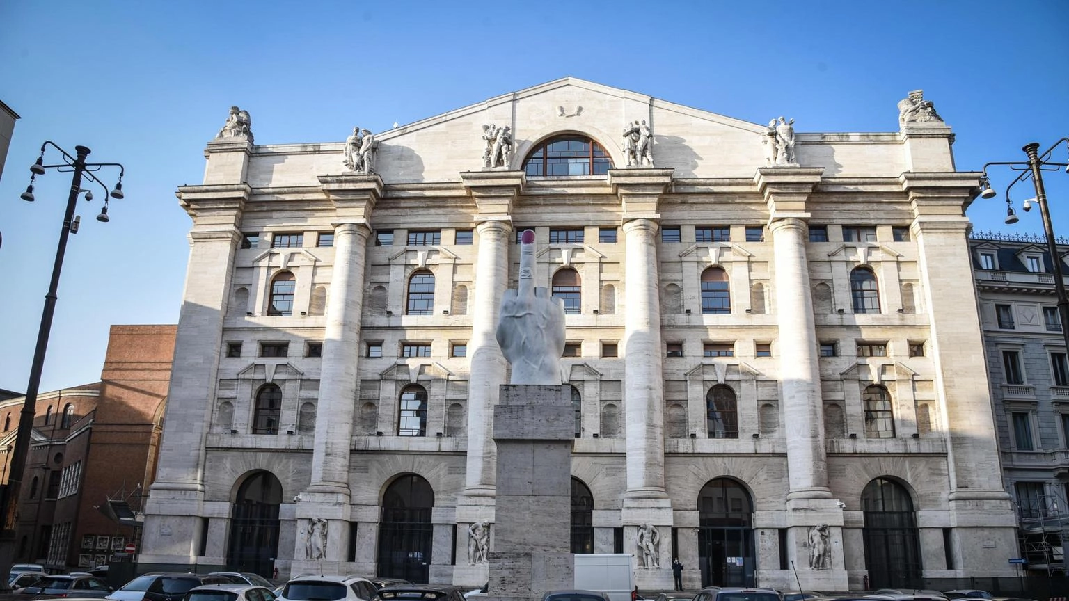 Borsa, Milano +0,8%, banche in crescita