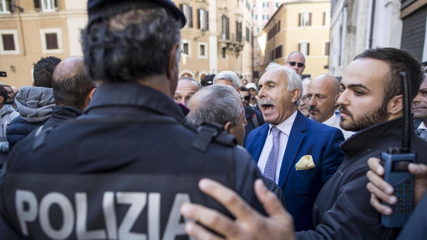 L'ex generale Antonio Pappalardo manifesta a Montecitorio contro il governo (Ansa)