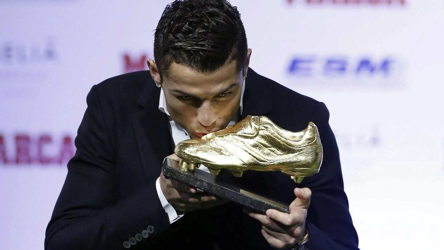 Cristiano Ronaldo premiato con la Scarpa d'oro (Ansa)