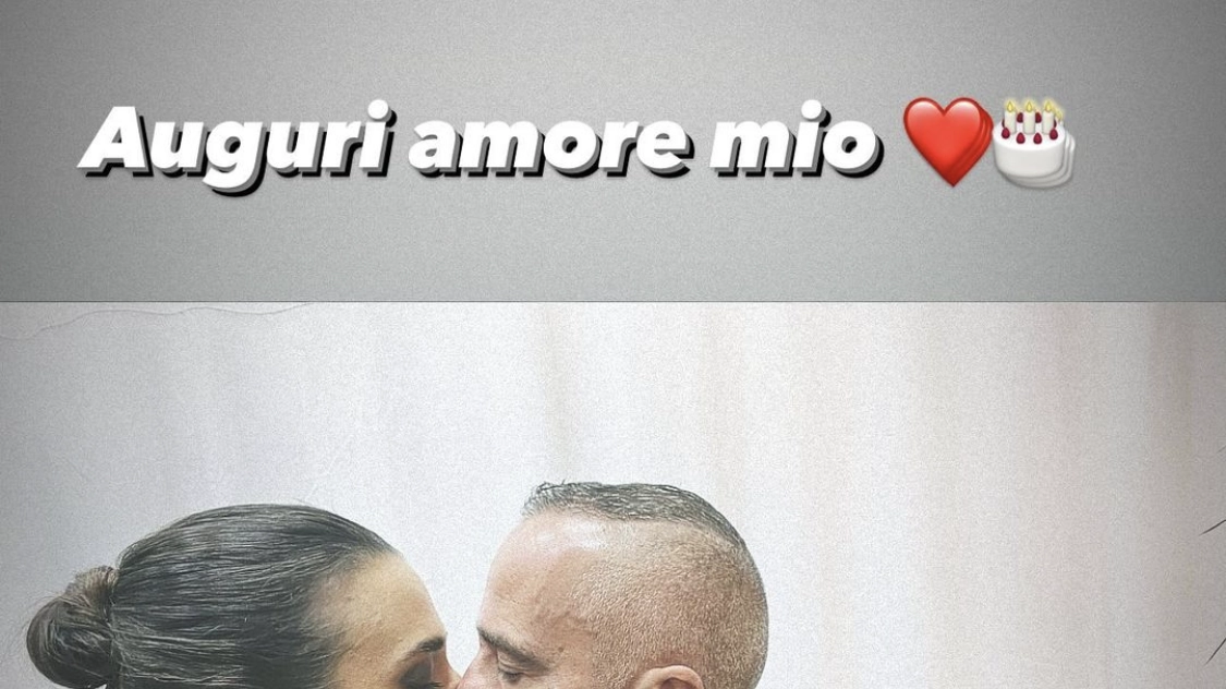 Eros Ramazzotti bacia una misteriosa mora (Instagram)