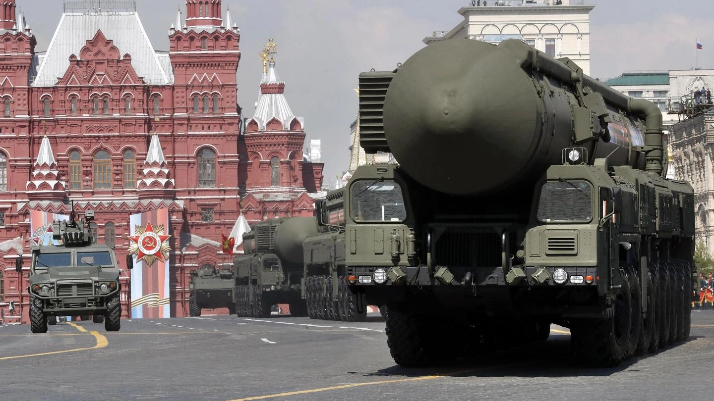Missili nucleari sfilano a Mosca durante la parata del 2019 (Ansa)