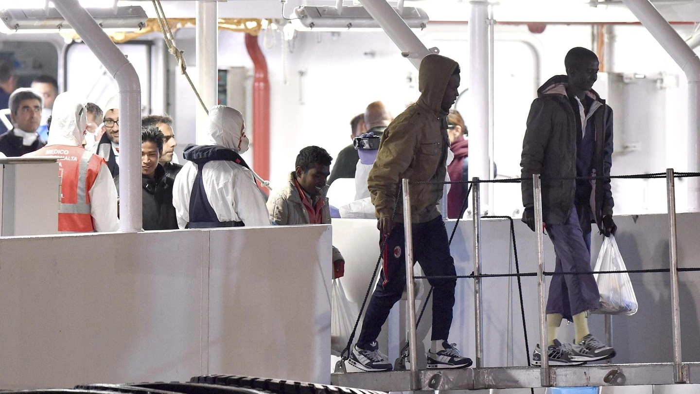 Migranti scendono dalla nave Gregoretti (Ansa)