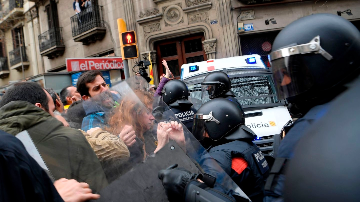 Scontri a Barcellona al corteo contro l'arresto di Puigdemont (Afp)