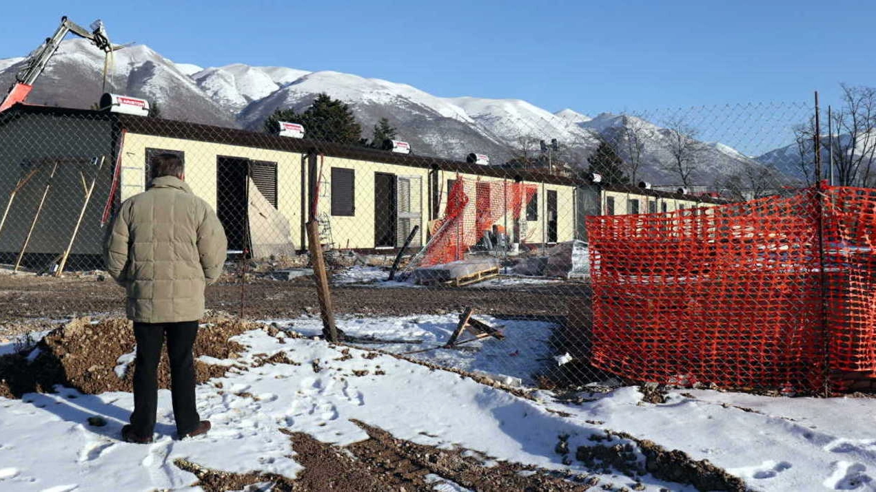 La posa  in opera  di casette prefabbricate per gli sfollati del terremoto