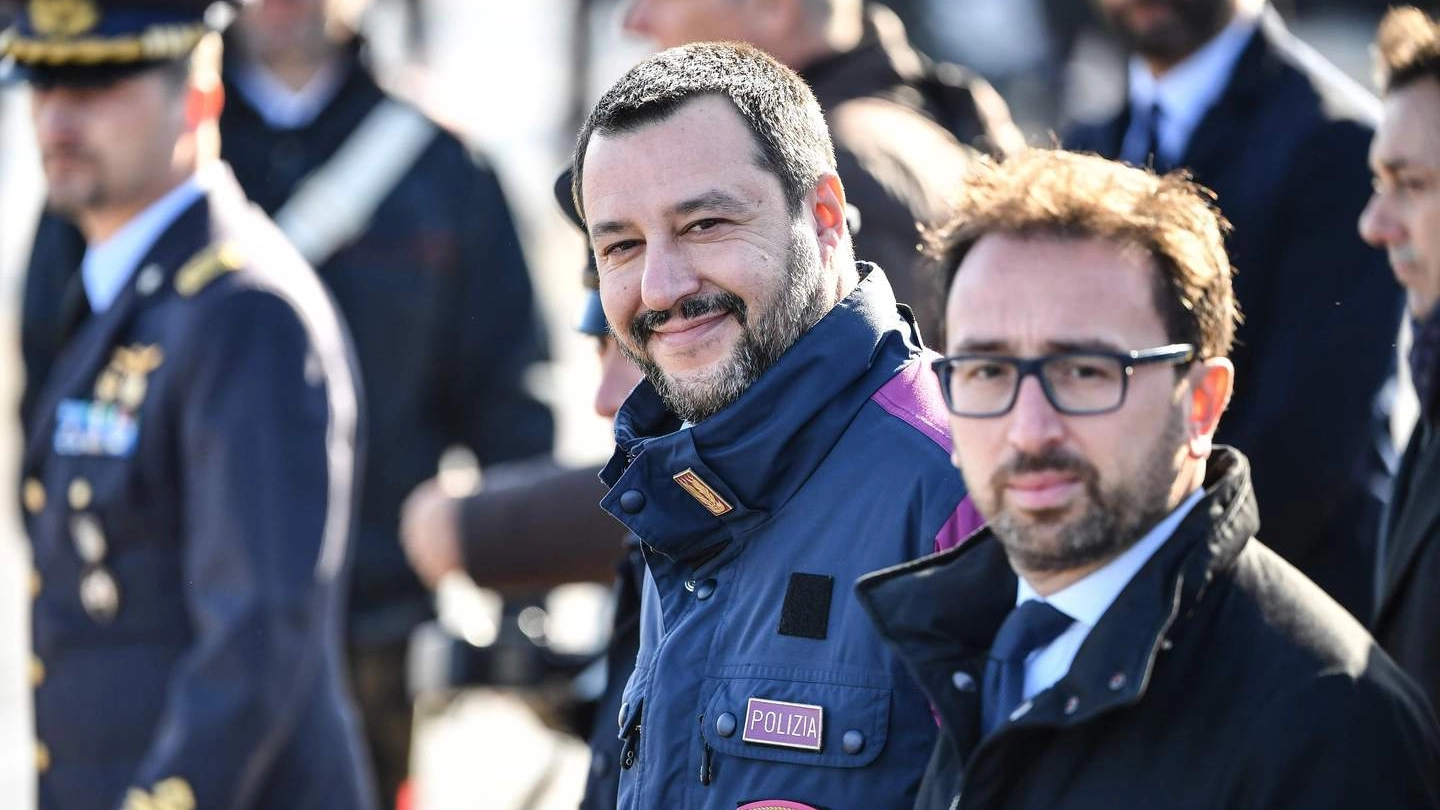 Matteo Salvini e Alfonso Bonafede a Ciampino per 'accogliere' Cesare Battisti (Lapresse)
