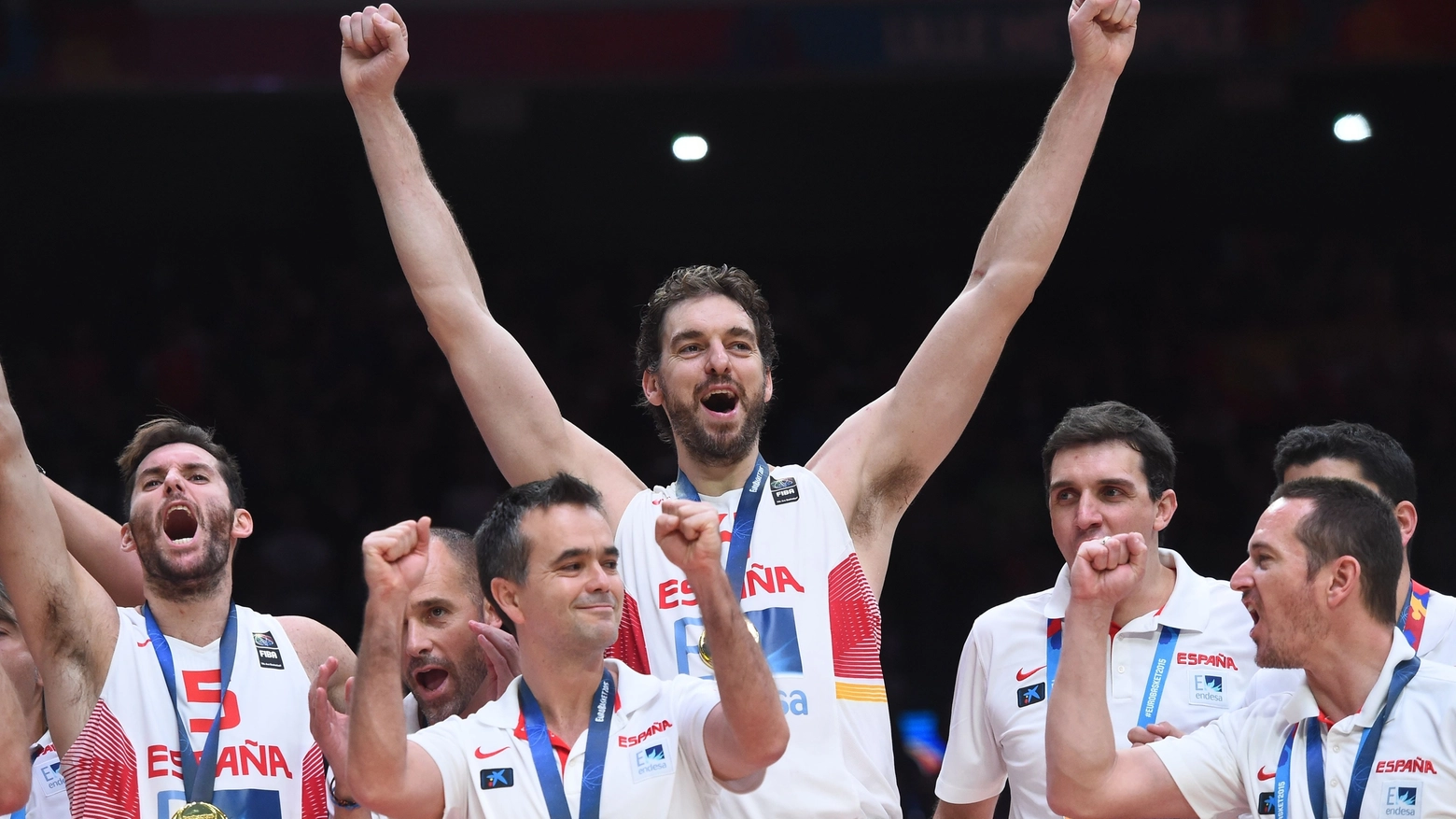 Pau Gasol festeggia l'oro agli Europei 2015 (AFP)