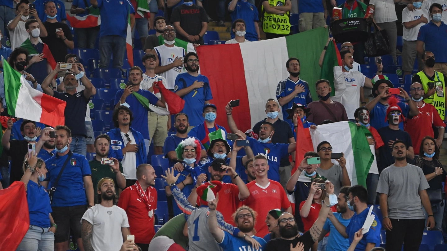 Tifosi dell'Italia durante un match di Euro 2020 (Ansa)