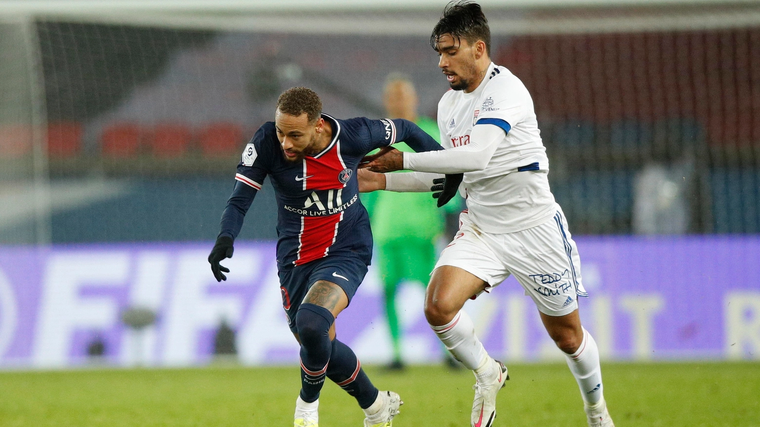Neymar in azione contro il Lione (Ansa)