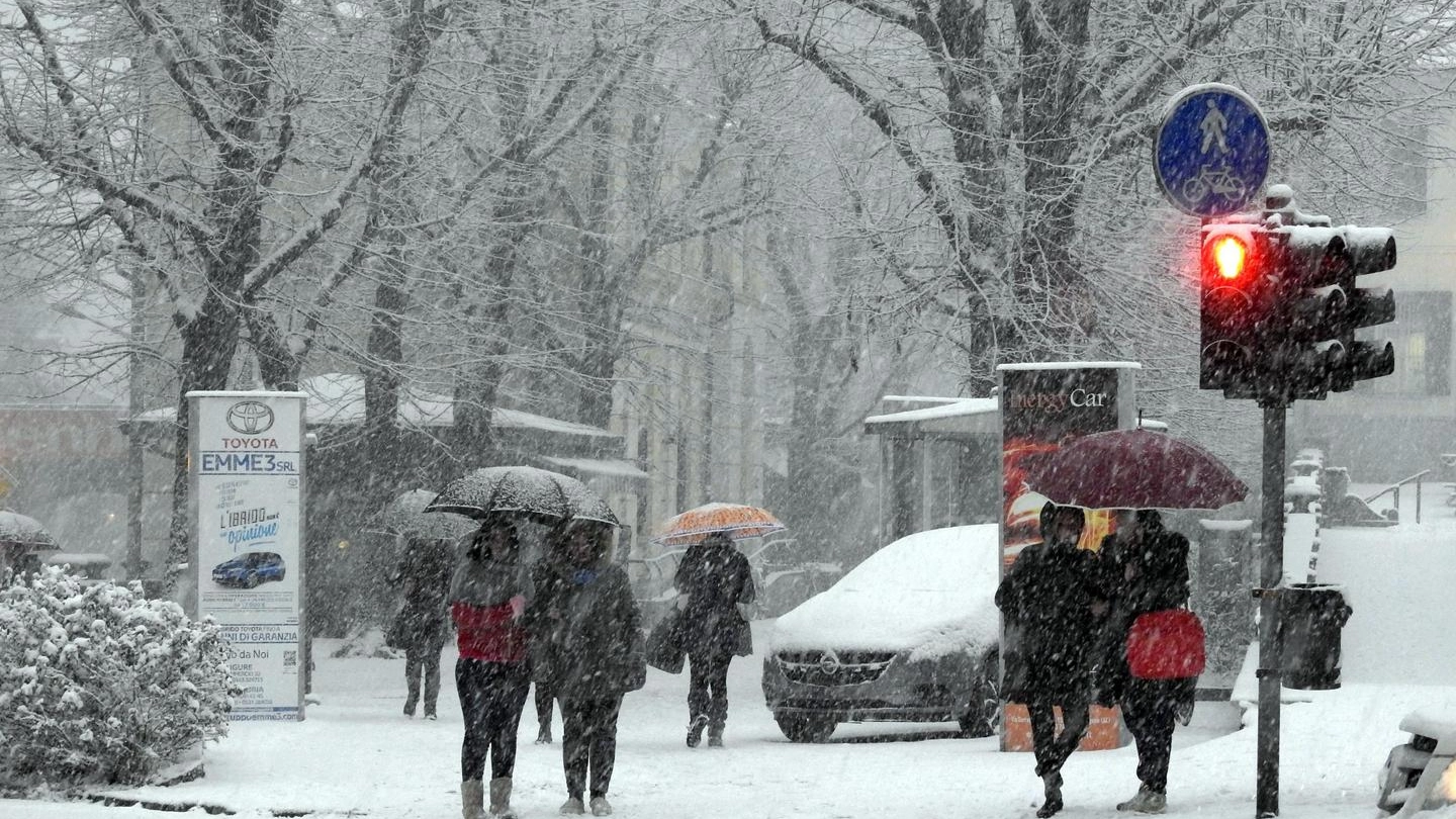 La Befana porta la colata artica: neve anche in città (Ansa)