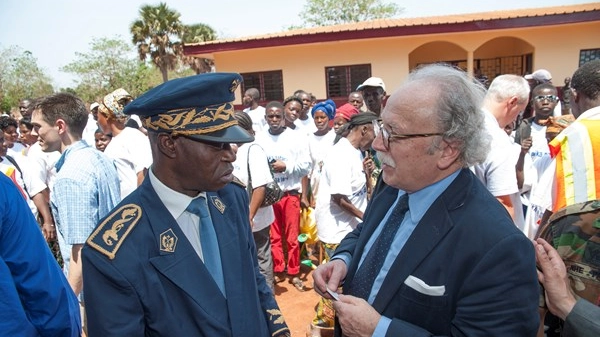 Il prefetto di Bria, nella Repubblica Centrafricana, con il nostro inviato Giampaolo Pioli