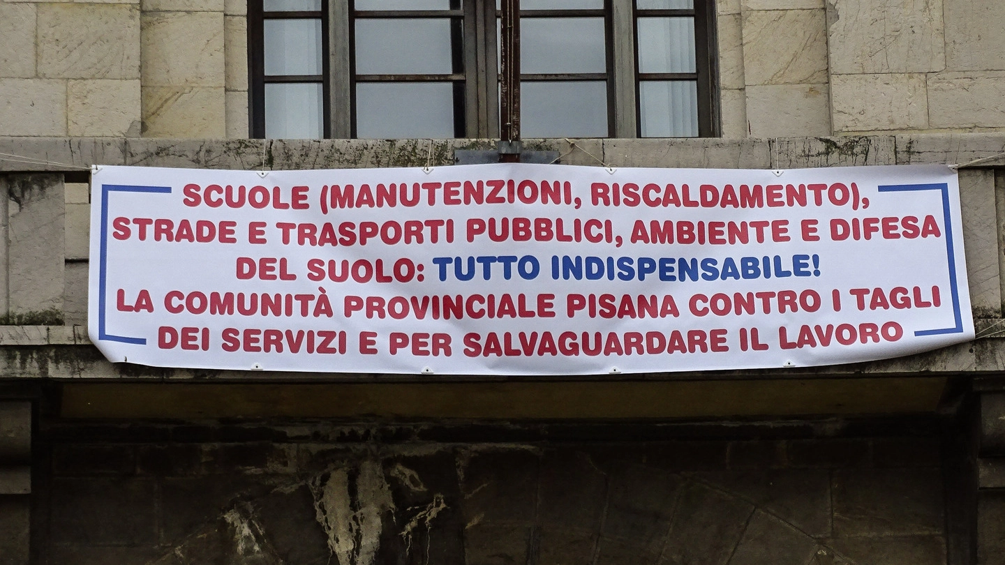 Lo striscione appeso al balcone della Provincia di Pisa (foto Salvini)