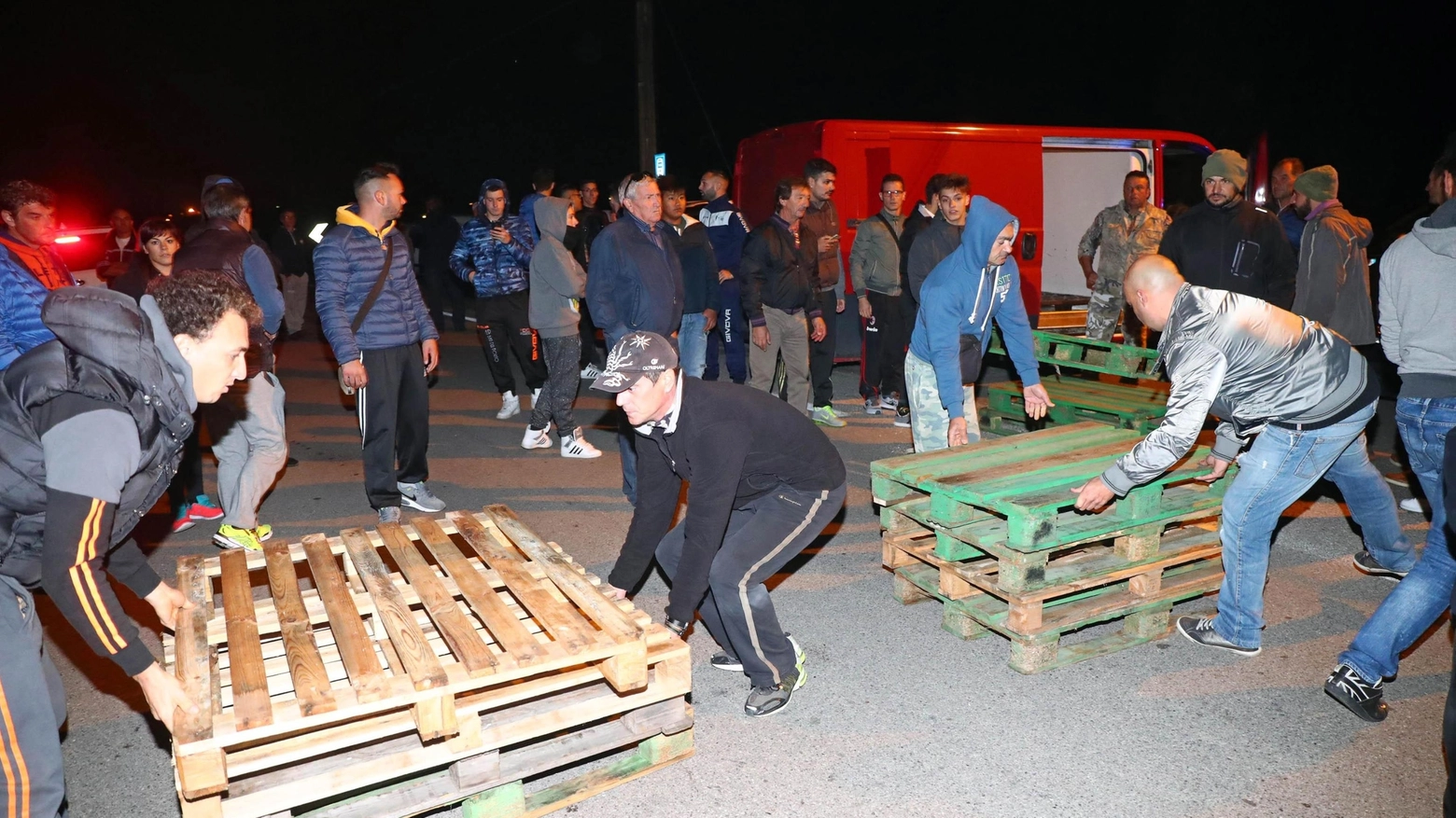 Le barricate anti-immigrati di Gorino, nel Ferrarese (Ansa)