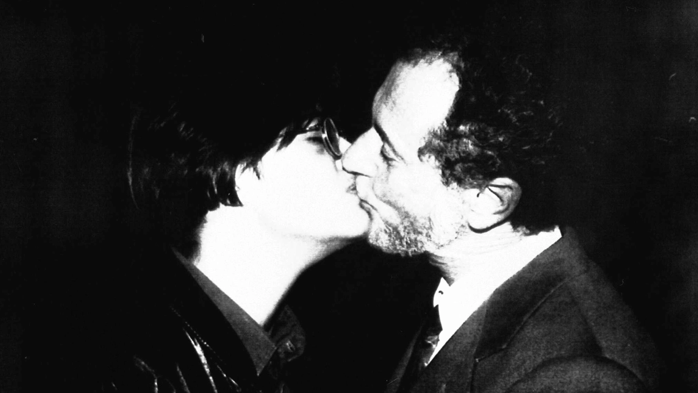 Il bacio di Fernando Aiuti e Rosaria Iardino, sieropositiva. Era il 1991 (Ansa)