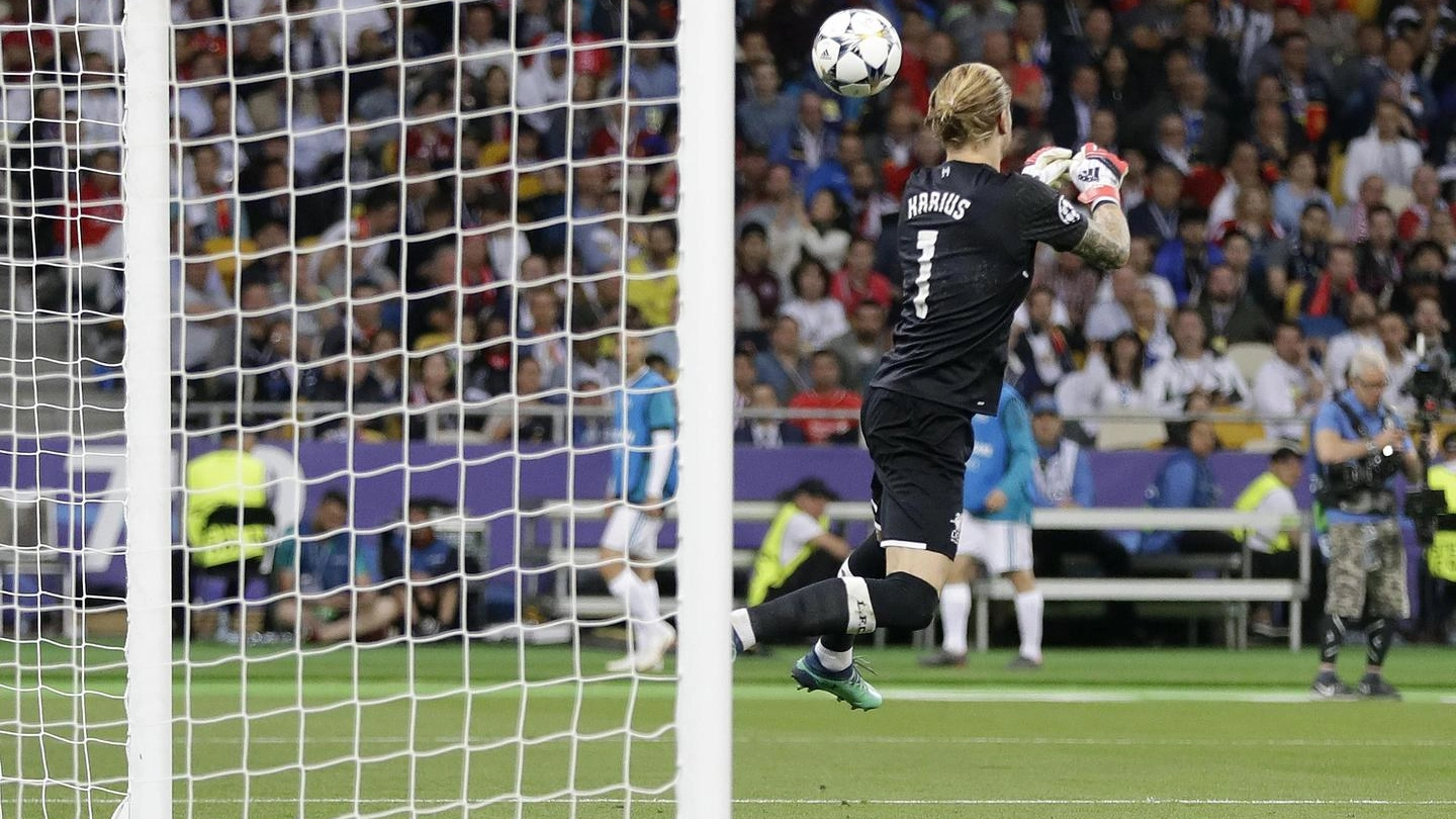 Loris Karius smanaccia male un tiro di Bale e subisce gol (Ansa) 