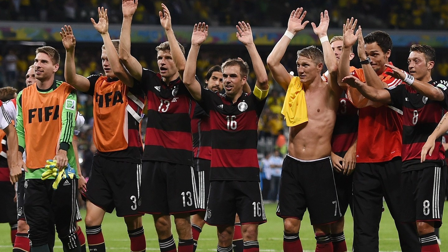 I giocatori della Germania ringraziano i tifosi dopo la vittoria sul Brasile (Afp)