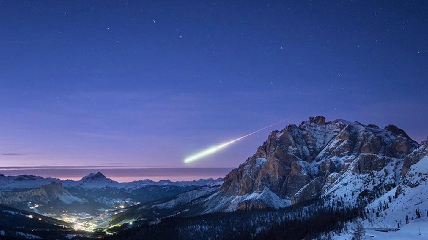 Una meteora attraversa le Dolomiti innevate (Ansa)