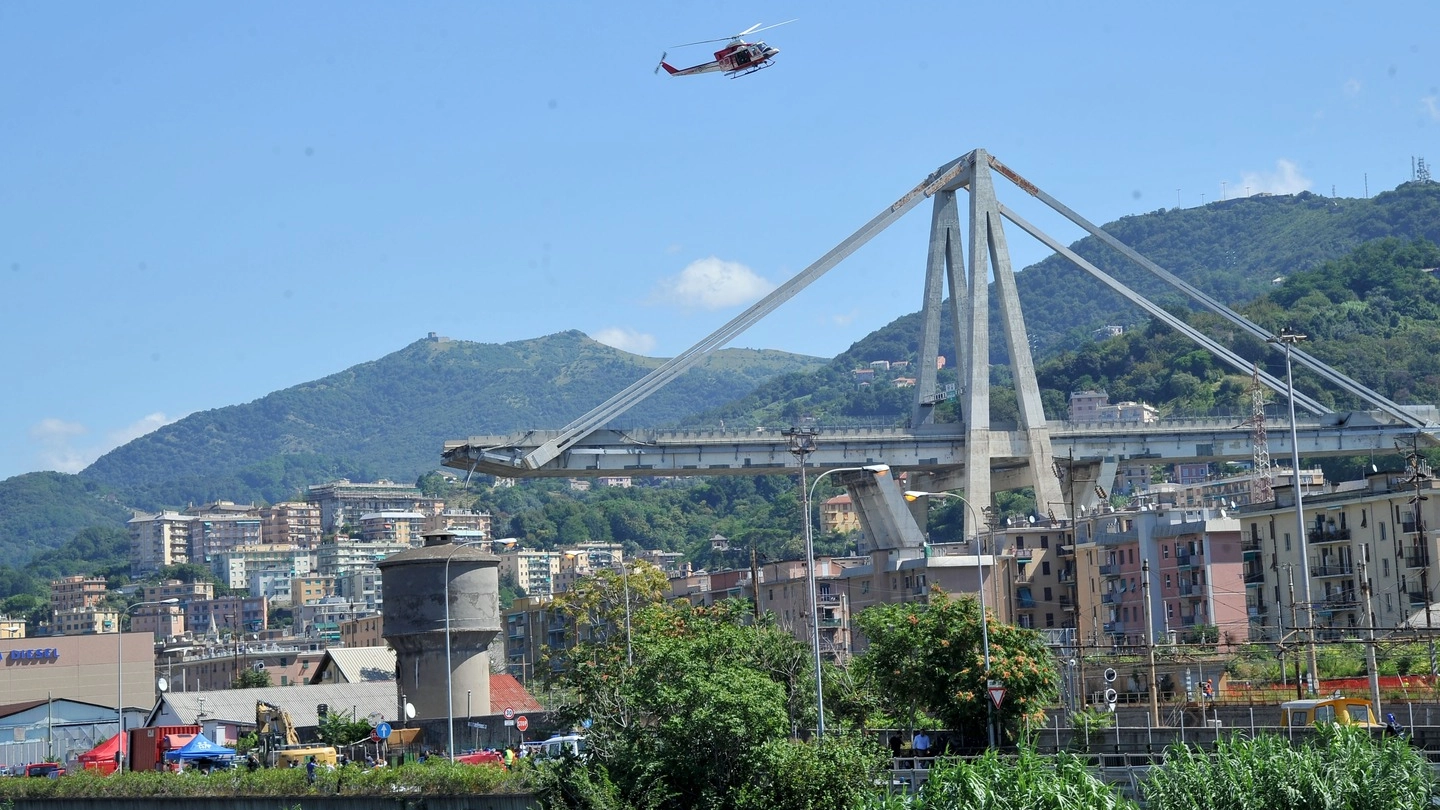 Le macerie del ponte Morandi a Genova (Newpress)