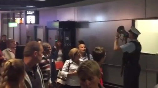 La polizia di Francoforte invita i passeggeri ad evacuare il terminal (da youtube)