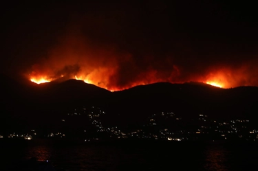 La Grecia brucia, anche Corfù in fiamme: 17 villaggi evacuati. Incendio Rodi, fuggite 19mila persone